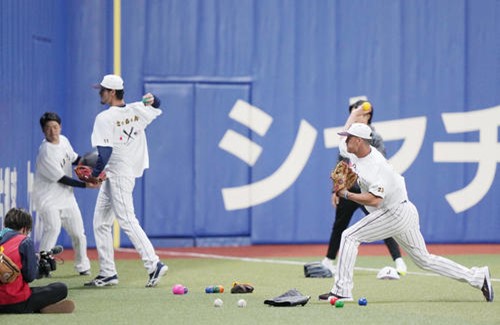 日刊スポーツ 【WBC】ヌートバー「たっちゃんＴシャツ」歓迎に「気が楽になった」憧れ大谷翔平とも対面 ダルビッシュ（中央）と並んでカラーボールで壁当てをするヌートバー